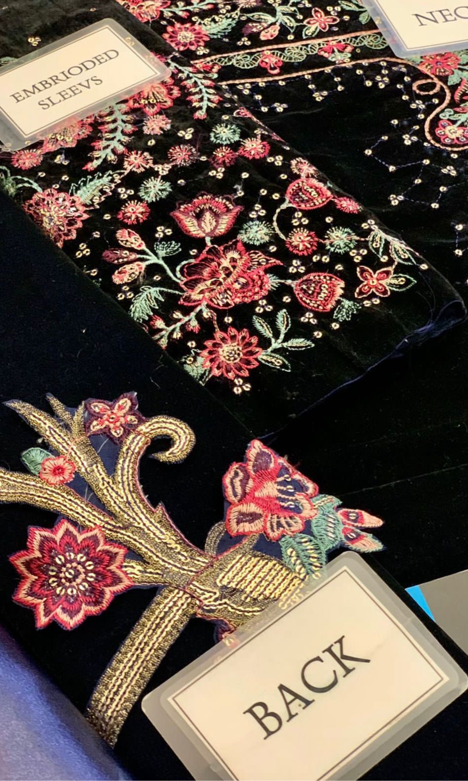 Brand Name
*Jazmine*
Fabric Details
(Shirt……Velvet
(Dupatta)…Chiffon
(Trouser)……….. Silk