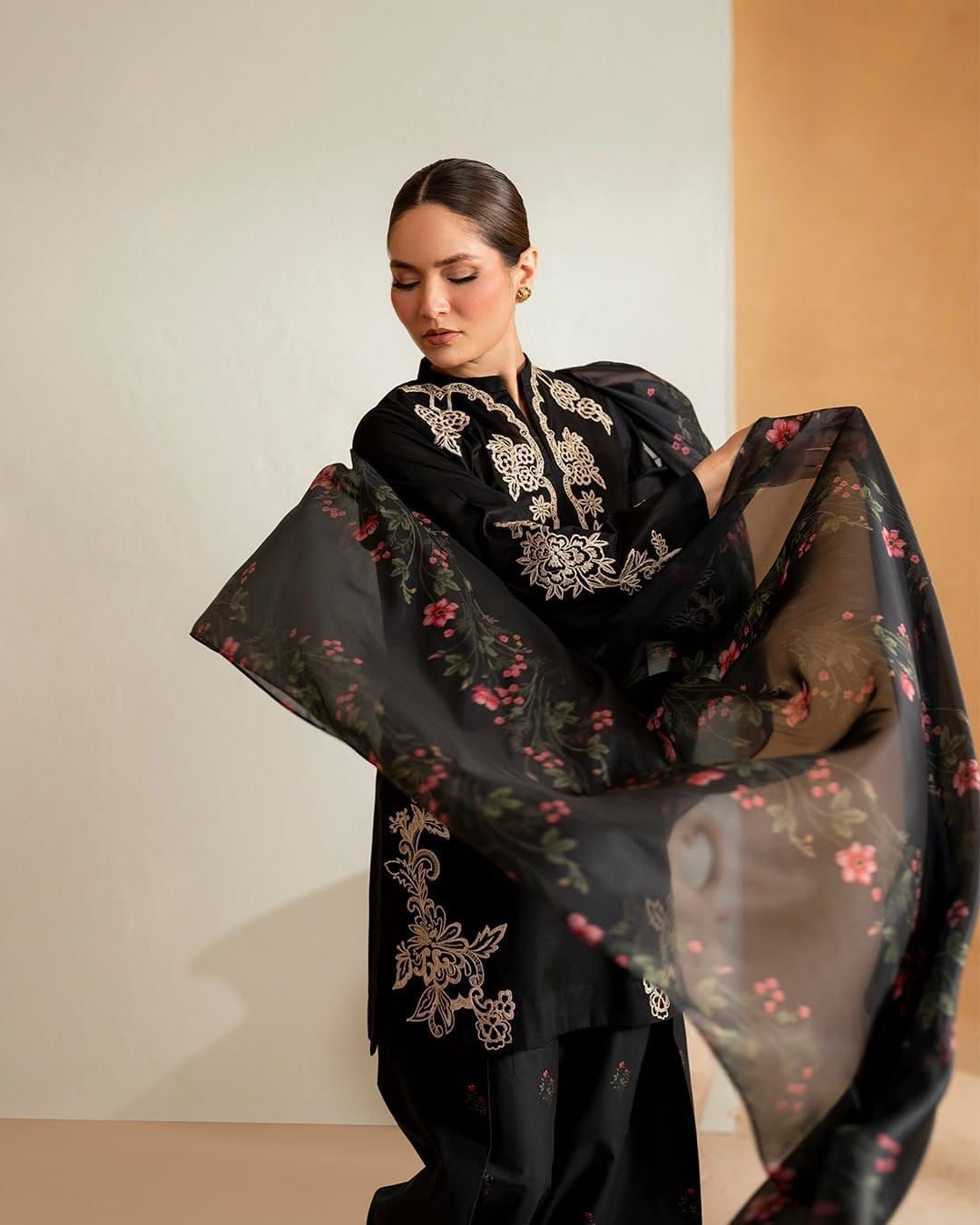 *BRAND NAME* IZNIK
_WEAR BY THE GORGEOUS ACTRESS_
*FABRIC*
PREMIUM AIR-JET LAWN
*LAWN QUALITY* 💯% GUARANTEED