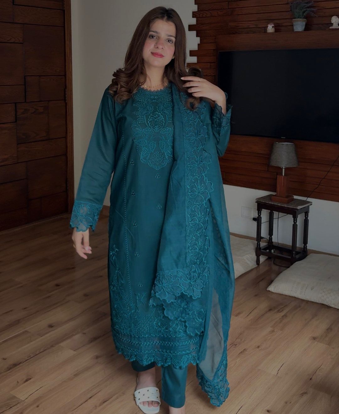 *BRAND NAME* URGE
_WEAR BY THE GORGEOUS ACTRESS_

*FABRIC*
PREMIUM AIR-JET LAWN
*LAWN QUALITY* 💯% GUARANTEED