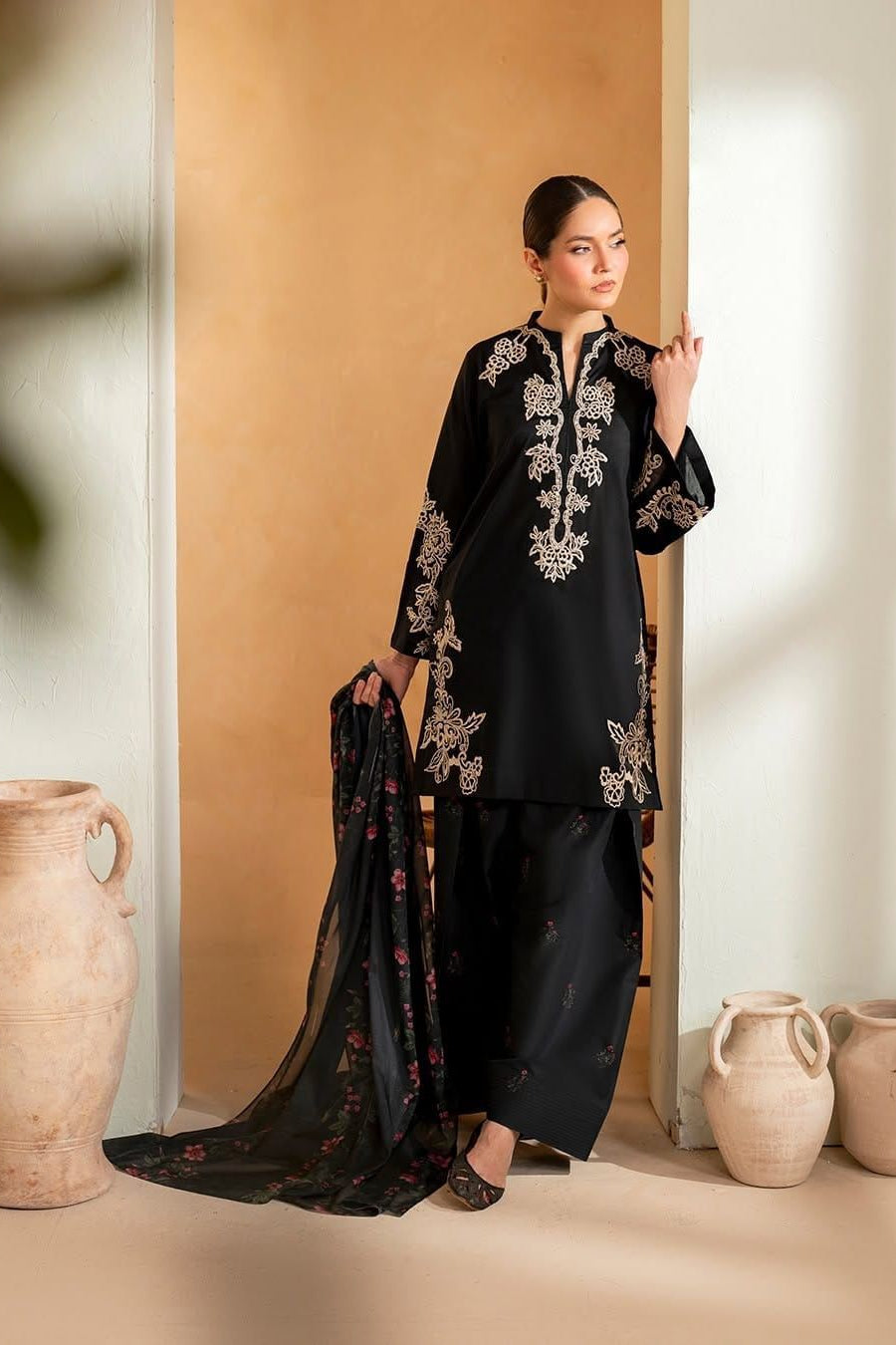 *BRAND NAME* IZNIK
_WEAR BY THE GORGEOUS ACTRESS_ 

 *FABRIC* 
PREMIUM AIR-JET LAWN
*LAWN QUALITY* 💯% GUARANTEED