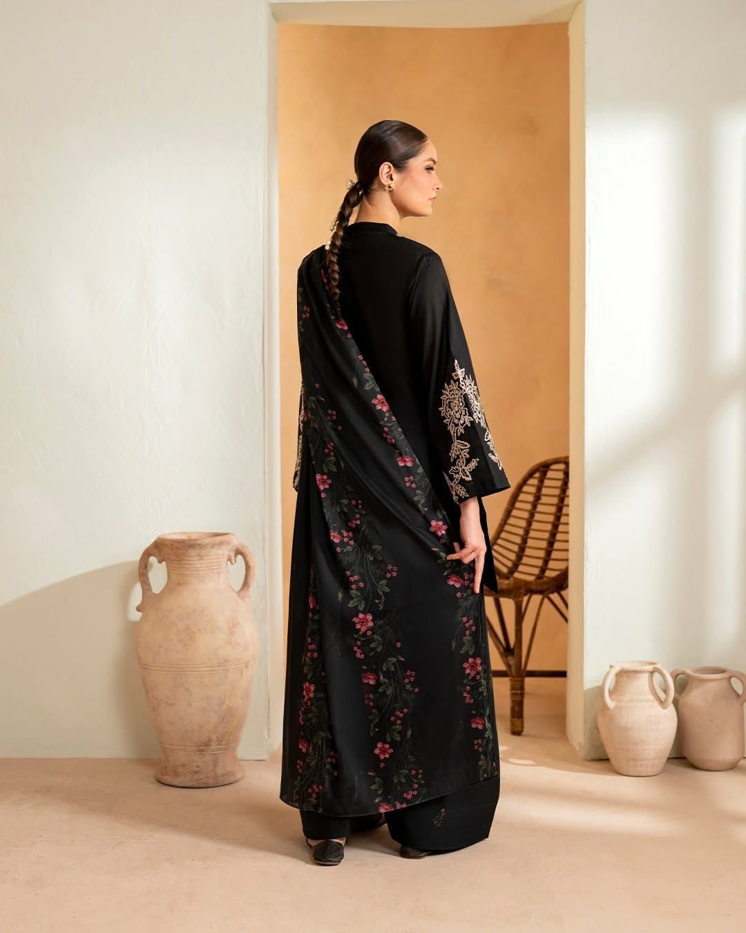 *BRAND NAME* IZNIK
_WEAR BY THE GORGEOUS ACTRESS_ 

 *FABRIC* 
PREMIUM AIR-JET LAWN
*LAWN QUALITY* 💯% GUARANTEED