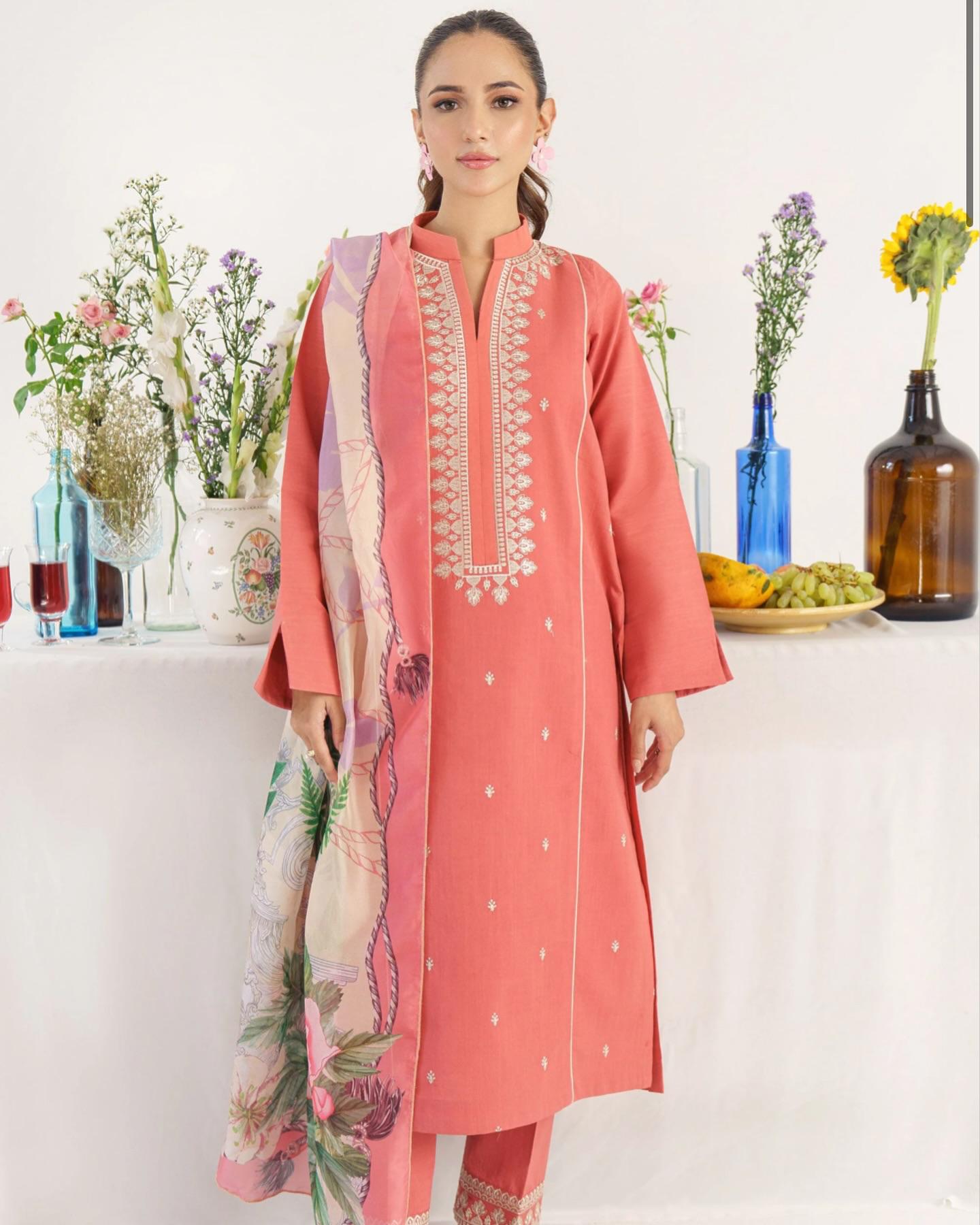 *BRAND NAME : URGE*_
CATEGORY : DHANAK 3PC Embroidered*