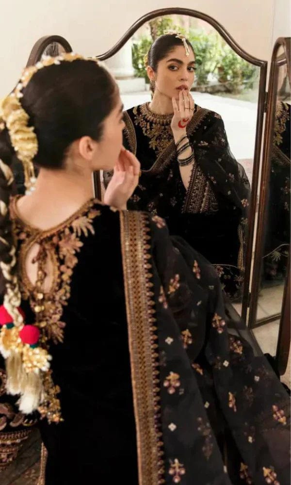 *BRAND* *BAROQUE* 
  Most demanding article arrived in velvet fabric