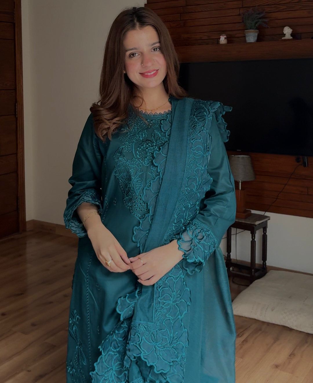 *BRAND NAME* URGE
_WEAR BY THE GORGEOUS ACTRESS_

*FABRIC*
PREMIUM AIR-JET LAWN
*LAWN QUALITY* 💯% GUARANTEED