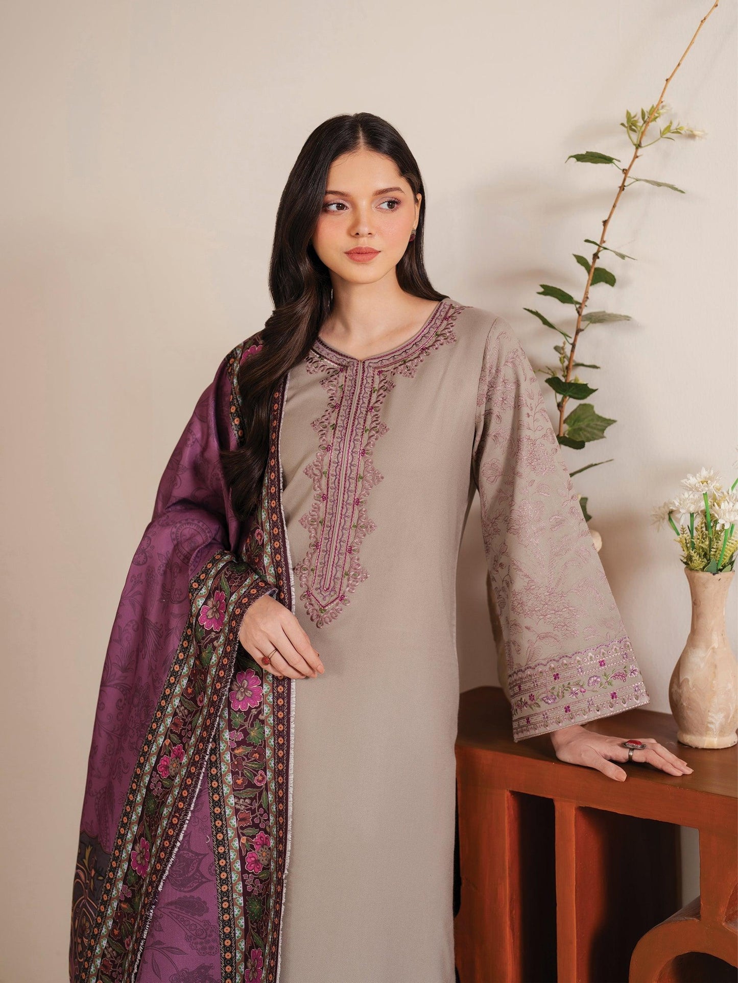 *BRAND NAME : URGE*_
CATEGORY : DHANAK 3PC Embroidered*