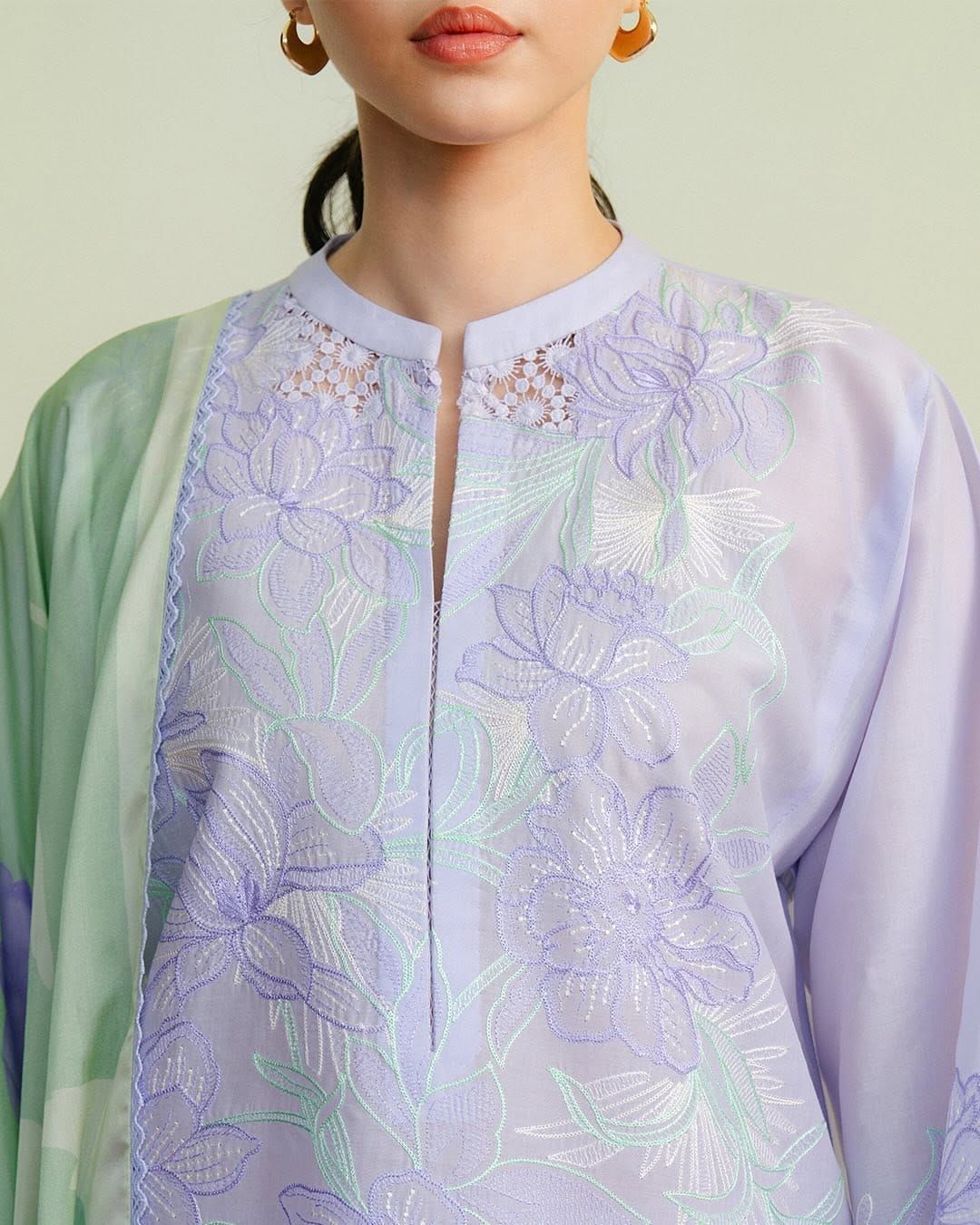 NAME* ZARA SHAHJAHAN
_WEAR BY THE GORGEOUS ACTRESS_ *HANIA AMIR*

*FABRIC*
PREMIUM AIR-JET LAWN
*LAWN QUALITY* 💯% GUARANTEED