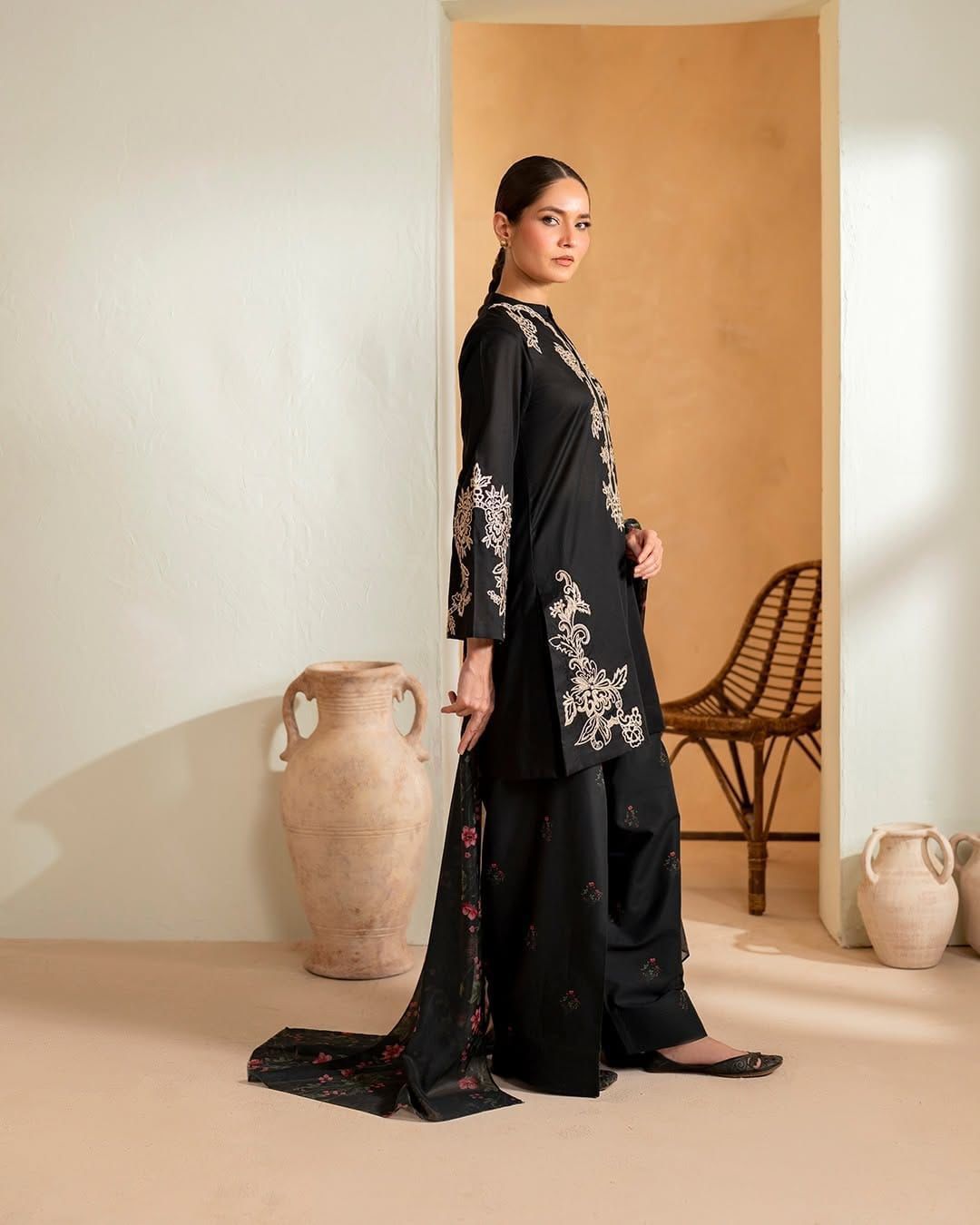 *BRAND NAME* IZNIK
_WEAR BY THE GORGEOUS ACTRESS_ 

 *FABRIC* 
PREMIUM AIR-JET LAWN
*LAWN QUALITY* 💯% GUARANTEED